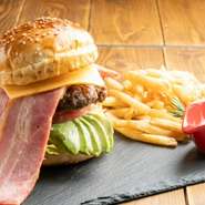 ガッツリアボカドと長ーい長ーいハミ出るベーコンのハンバーガーです。ヘルシーだけどとっても映えてボリューミー！