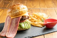 ガッツリアボカドと長ーい長ーいハミ出るベーコンのハンバーガーです。ヘルシーだけどとっても映えてボリューミー！