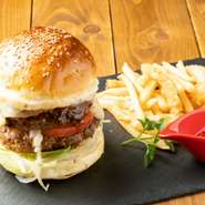 オリジナルパテを贅沢に二枚のっけたボーリューム満点のハンバーガーです！！セットにしたら満腹通り越しちゃうかも！？