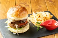 オリジナルパテを贅沢に二枚のっけたボーリューム満点のハンバーガーです！！セットにしたら満腹通り越しちゃうかも！？