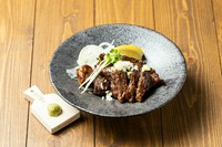 牛ハラミ肉をオリジナルの濃いめのタレに漬け込んでます。肉でお酒が飲みたい方、ご飯のお供が欲しい方に是非オススメです‼︎