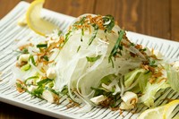 カリッと揚げたジャコとクリームチーズの下にはたっぷりオニオン‼︎この相性が最高!