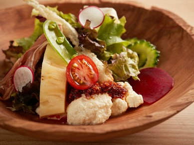 全ての食材が主役『ゆし豆腐と沖縄野菜のサラダ』