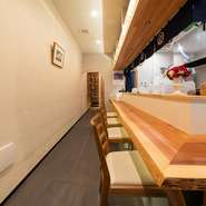 華美な装飾は施さない和の設えの店内は、心が安らぐ場所。静閑なカウンター席は、上品でありながら気取らない、居心地のよさが魅力です。自然体で過ごし、極上の食材と繊細な技が紡ぐ和の逸品を堪能して。
