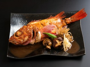 【ゐ乃上】を代表する味。看板メニューの『キンキの煮付け』