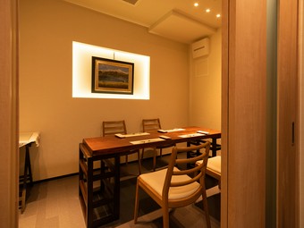 カウンターと個室で、シーンに合わせたプライベートな食事会を