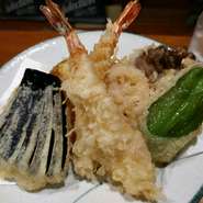 メイン料理である天ぷらの盛り合わせ。季節ごとに旬の食材を堪能していただく為に、1000円～となっております。珍しい食材としてメヒカリという魚もご堪能頂けます。天ぷらは単品でのご準備も有り。