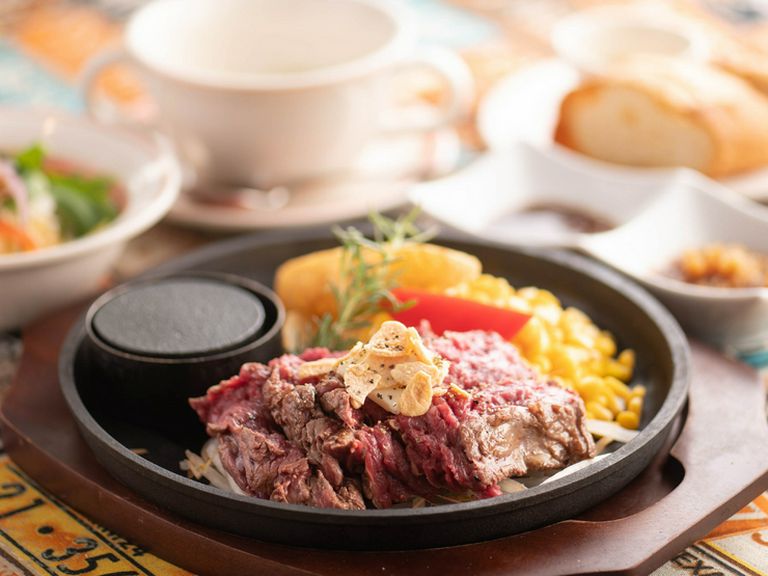 肉質の良さや旨みに大満足。看板メニュー『EBISUステーキ』