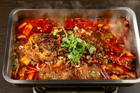 丸ごと1匹姿焼きにした魚を、ピリッとクセになる味わいの四川風スープで煮込んだメニュー。刺激的な味わいがヤミツキになります。