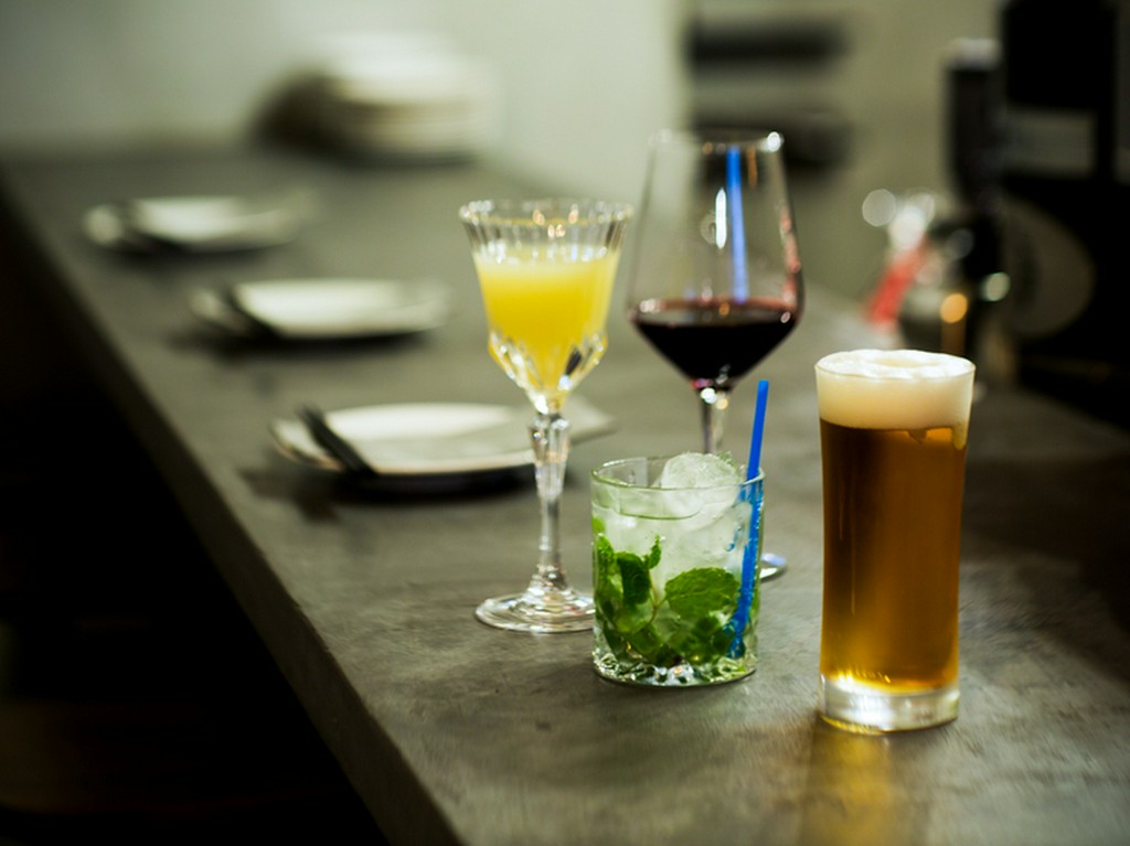 料理と利用シーンにあう、本格的なカクテルや種類豊富なワイン