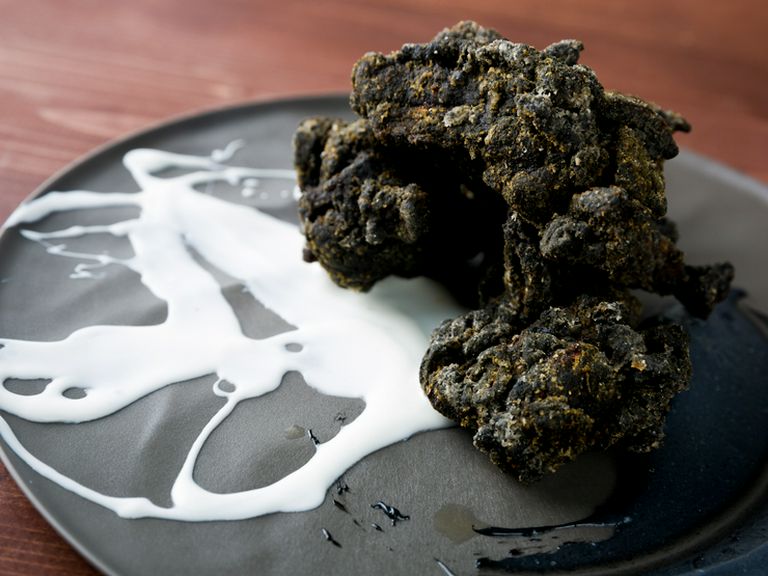 ura×HoNneの名物!黒から揚げ(4個/6個)