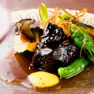 赤ワインでホロホロになるまで時間をかけて、じっくりと丁寧に煮込んだ国産牛ホホ肉。希少なホホ肉の味わいが引き立ち、ワインやカクテルにあう一品です。