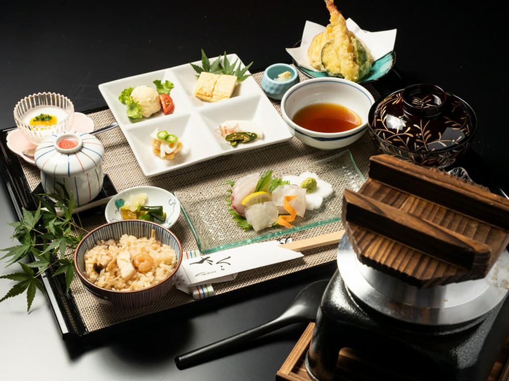 “炊き立て”の熱々ご飯が食欲をそそる『釜めし膳』