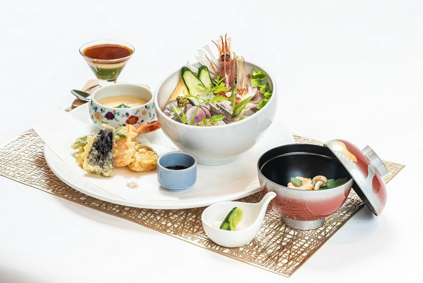 一口ひとくち、異なる魚介を楽しめる。豪華な『海鮮丼』