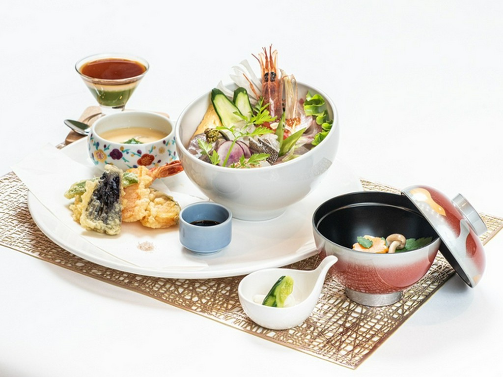 一口ひとくち、異なる魚介を楽しめる。豪華な『海鮮丼』