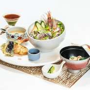 魚を堪能するならこちら。その日仕入れた地元の魚介を6～7種類ほど使った豪華な海鮮丼です。季節の旬で脂のりのいい魚がたくさん乗っていて、一口食べるたびに“口福”が訪れます。