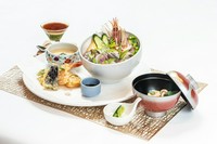 一口ひとくち、異なる魚介を楽しめる。豪華な『海鮮丼』