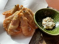 甘エビを贅沢に丸ごとフリットにしました。揚げたての食感と特製ディップをお楽しみ下さい