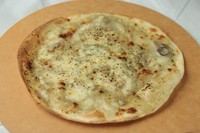 ポルチーニの香り豊かなブラウンソースをたっぷりと使用して、こんがりと焼き上げました。クセになること間違いなし！！