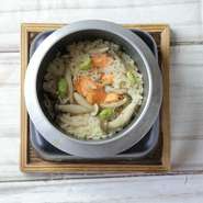 オーダーを受けてから目の前で炊き上げる釜飯。ふっくらとした炊き上がりに仕上げ、お米全体に香りが広がります。【KICHIRI】では3種類の釜飯をご用意いたしました！！