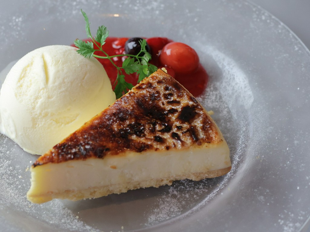 ブリュレチーズケーキ　バニラアイス添え