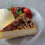 こだわりの濃厚なニューヨークチーズケーキをブリュレ風に仕上げました。バニラアイスと酸味が効いたベリーのソースでお召し上がりください