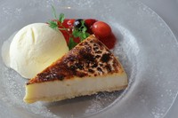 こだわりの濃厚なニューヨークチーズケーキをブリュレ風に仕上げました。バニラアイスと酸味が効いたベリーのソースでお召し上がりください