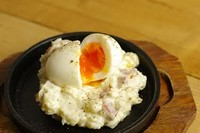 スモークフレーバーのクラシックなポテトサラダにとろ～り半熟たまごがベストマッチ。