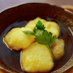 とろけるモッツァレラチーズがぎっしり詰まった和風仕立ての揚げだしです。