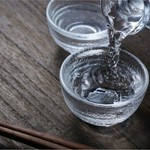 酒通を唸らせる凛としてすっきりとした喉ごし。お燗をつけた時に、燗映えする豪快で男性的な辛口清酒。