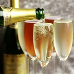 柑橘系の溌剌とした口当たりとクリーミーな後味を残す、ソフトなミディアムボディ