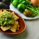 濃厚なアボカド、ハラペーニョ、ライム、各種スパイスでメキシカン テイストに仕上げた、総料理長イチオシのサラダです トルティーヤチップスにたっぷりと絡めてお召し上がりください。