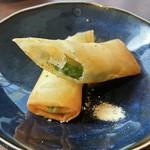 クリームチーズをベースにアレンジした具材を包んで春巻きにしてみました!食べ比べしてみて下さい!