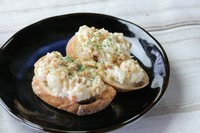 肉味噌が最高のアクセント!!バケットに乗せてカナッペ風でお召し上がり頂きます