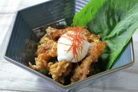 せせりを唐揚げにし、中華風油淋鶏に仕上げた一品。温泉卵を絡めてお召し上がりください