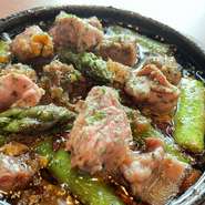 牛肉の旨みを存分に味わえるアヒージョ！！アスパラとの相性も！