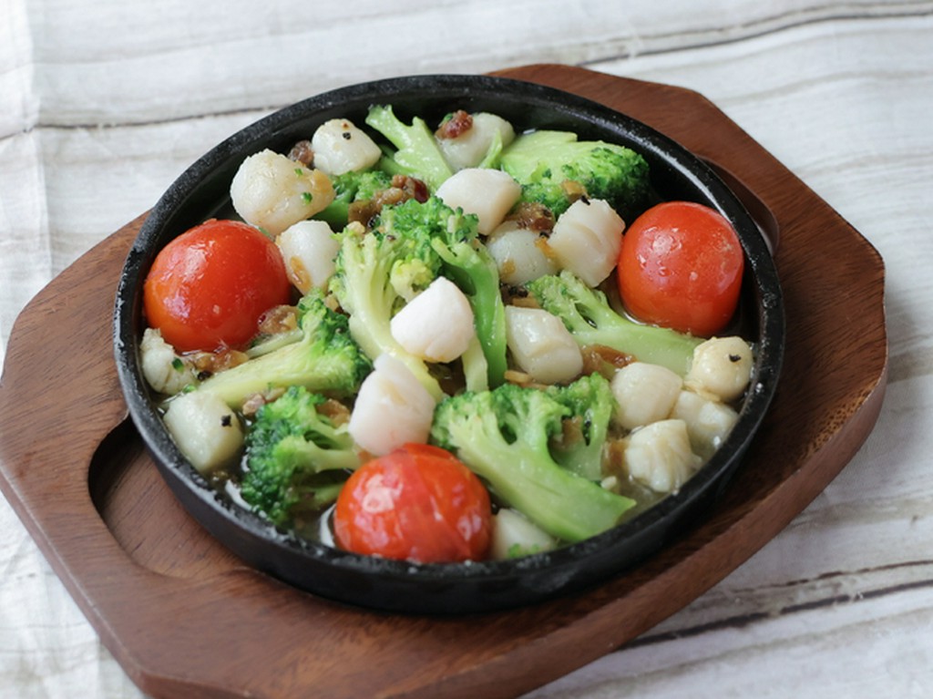 小柱とブロッコリーとトマトのアヒージョ