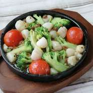 旨みを最大限引き出した小柱とブロッコリー、トマトの相性抜群！！なアヒージョ