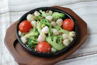 旨みを最大限引き出した小柱とブロッコリー、トマトの相性抜群!!なアヒージョ