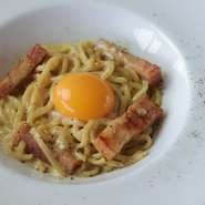 雲丹の風味を生クリームにとじ込めた濃厚カルボナーラ！！〆にもお酒のアテにもピッタリな逸品です！！