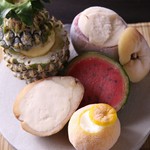 まるでジェラートのようにするりとなめらかな舌ざわり、果実そのものを食べているかのような濃厚なシャーベット。フルーツそのものの芳醇な味わいを贅沢にご堪能ください