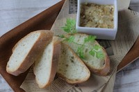 濃厚で深い味わいの手作りイチジクバターです!バケットに乗せてお召し上がり下さい