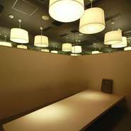 ラグジュアリーかつ落ち着いた、デザイナーズマンションのような空間が自慢の【KICHIRI難波駅前店】。女性が寛げる空間は、デートや女子会等のプライベート利用にもぴったり。お洒落にお食事を楽しんで。
