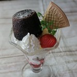 【KICHIRI】で大人気デザートのフォンダンショコラとパフェの贅沢な組み合わせ。とろけるパフェをお楽しみください。