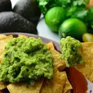 濃厚なアボカド、ハラペーニョ、ライム、各種スパイスでメキシカンテイストで仕上げた総料理長イチオシのサラダです。