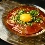 さっぱりとした鮪をにんにくをきかせた香味ダレでユッケ風に仕上げました。たっぷりのねぎ、香ばしい金ごま、濃厚な卵黄を絡めてお召し上がり下さい。