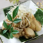 お店で特製の塩ダレに漬け込んだ後、カラッと揚げたジューシーな唐揚げです。特製の胡麻ネギ塩が旨みを引き立てます！！