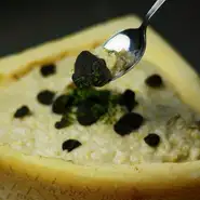 数種のきのこを丁寧に炒めたベースを使い、薄切りのトリュフを加えてさらにきのこの旨味と香りをめいっぱい味わえるリゾットに仕上げました。