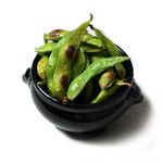 ライスペーパーで新鮮な海老とシャキシャキ野菜・肉味噌を巻きました　ベトナム風のスウィートチリソースの程よい辛みが食欲をそそります

