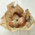 韓国でも人気のチーズボール。モチモチ生地の中にチーズを詰め込みました。おつまみに是非ご賞味下さい!!